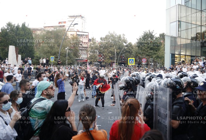 Policia Shperndan Protestuesit Prane Parlamentit