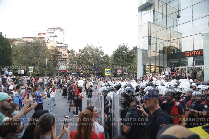 Policia Shperndan Protestuesit Prane Parlamentit