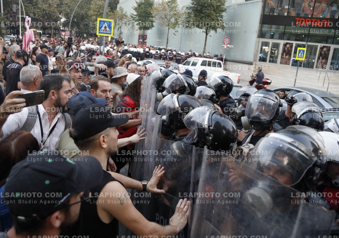 Policia Shperndan Protestuesit Prane Parlamentit