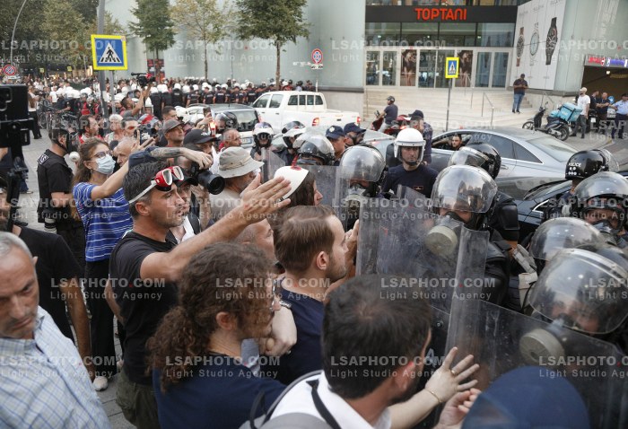 Policia Shperndan Protestuesit Prane Parlamentit