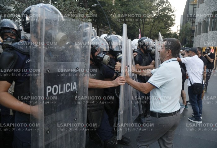 Policia Shperndan Protestuesit Prane Parlamentit