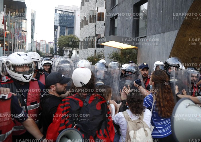 Policia Shperndan Protestuesit Prane Parlamentit