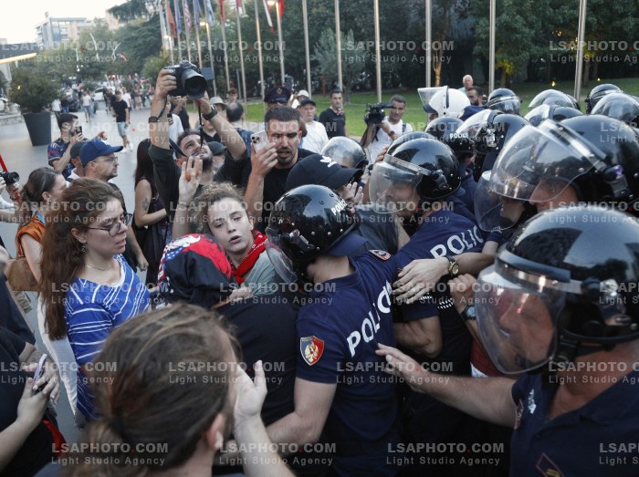 Policia Shperndan Protestuesit Prane Parlamentit