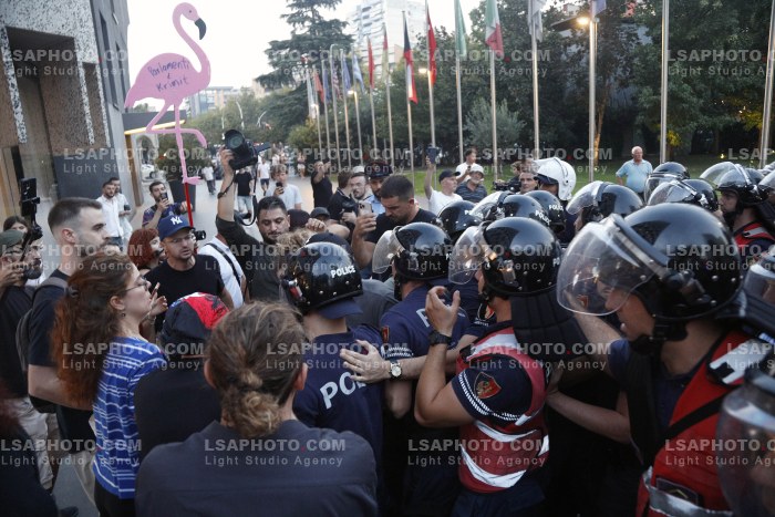 Policia Shperndan Protestuesit Prane Parlamentit