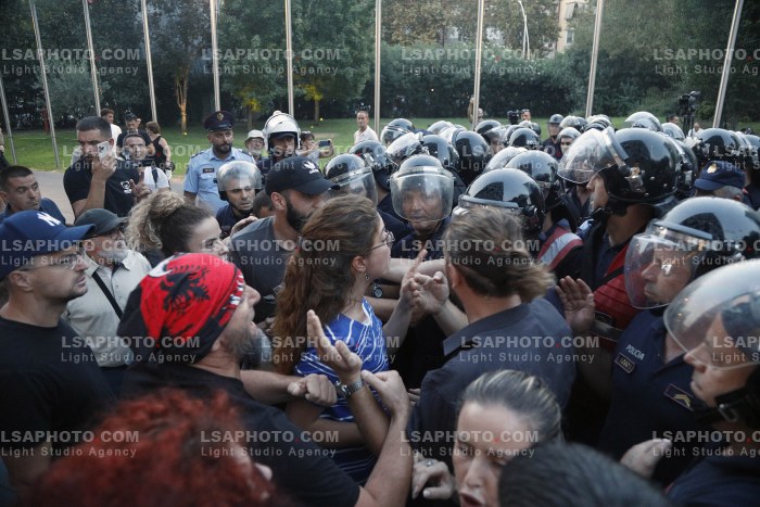 Policia Shperndan Protestuesit Prane Parlamentit