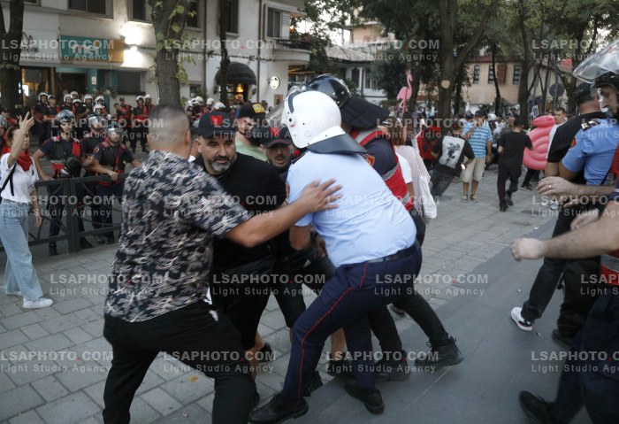 Policia Shperndan Protestuesit Prane Parlamentit