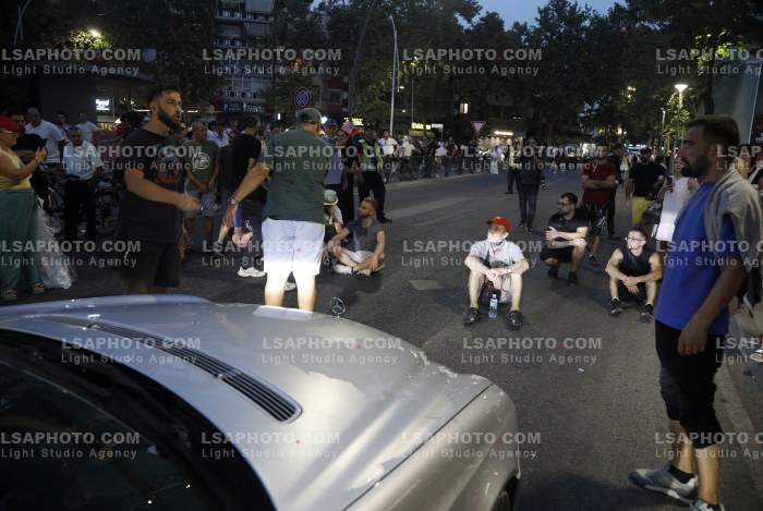 Policia Shperndan Protestuesit Prane Parlamentit