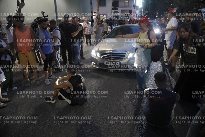 Policia Shperndan Protestuesit Prane Parlamentit