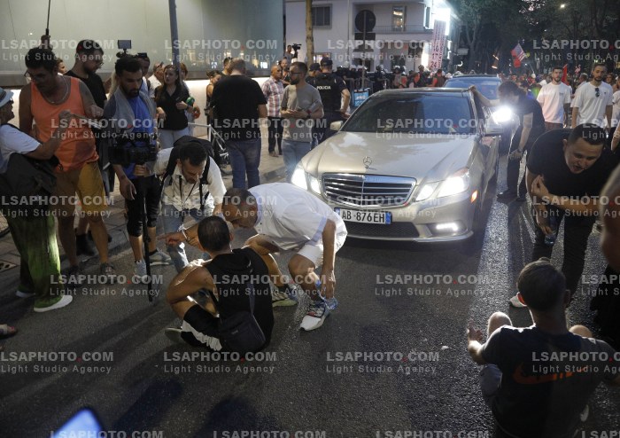 Policia Shperndan Protestuesit Prane Parlamentit