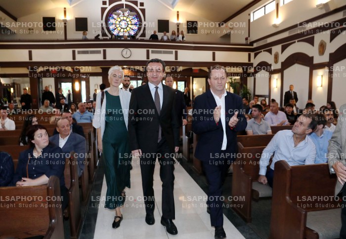 Albin Kurti ne Meshen e se Dieles ne Kishen Zoja e Shkodres ne New York