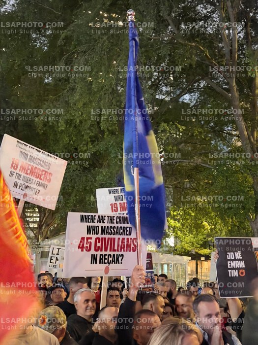 Shqiptare Protestojne para Selise se OKB ne Mbeshtetje te ish Krereve te UCK