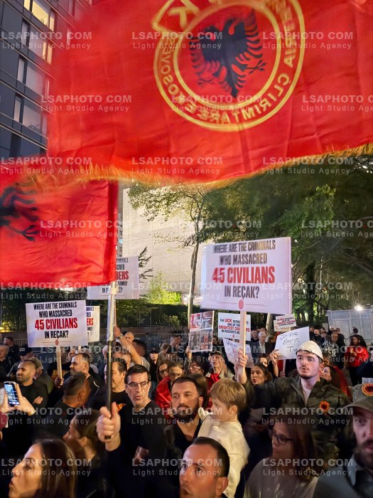 Shqiptare Protestojne para Selise se OKB ne Mbeshtetje te ish Krereve te UCK