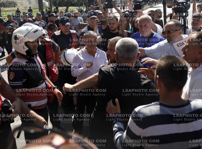 Protestues Perballen me Policine prane Parlamentit