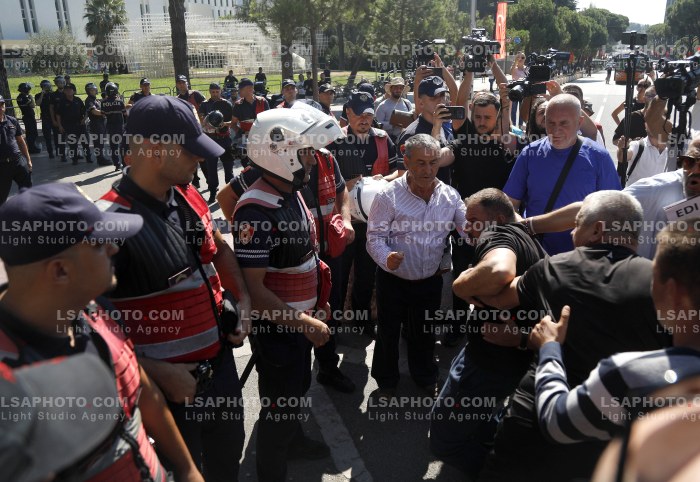 Protestues Perballen me Policine prane Parlamentit