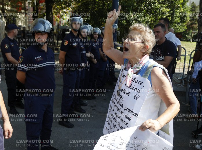 Protestues Perballen me Policine prane Parlamentit
