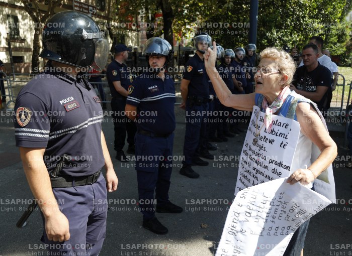 Protestues Perballen me Policine prane Parlamentit