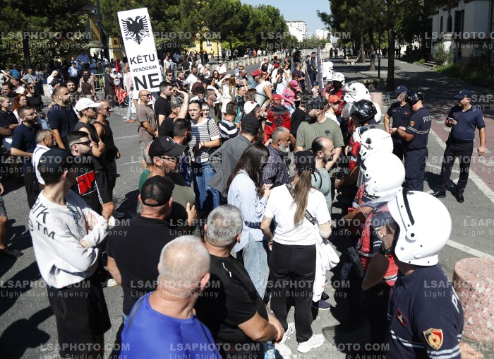 Protestues Perballen me Policine prane Parlamentit