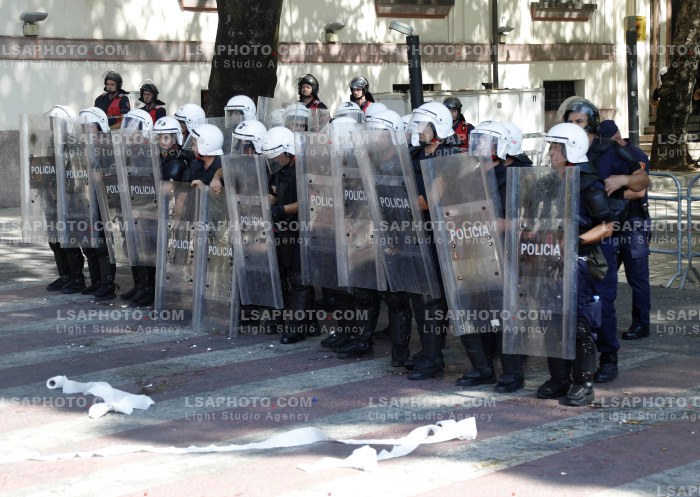 Protestues Perballen me Policine prane Parlamentit
