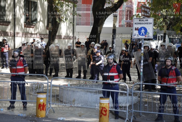 Protestues Perballen me Policine prane Parlamentit