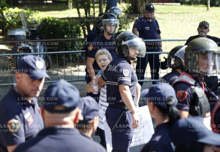 Protestues Perballen me Policine prane Parlamentit