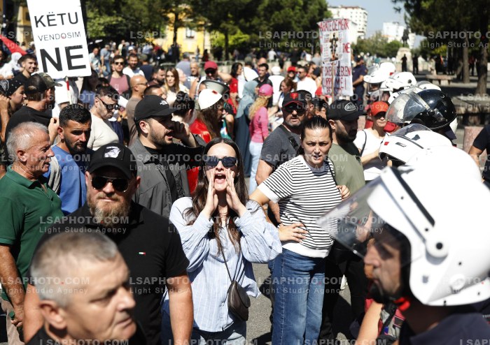 Protestues Perballen me Policine prane Parlamentit