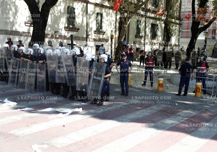 Protestues Perballen me Policine prane Parlamentit
