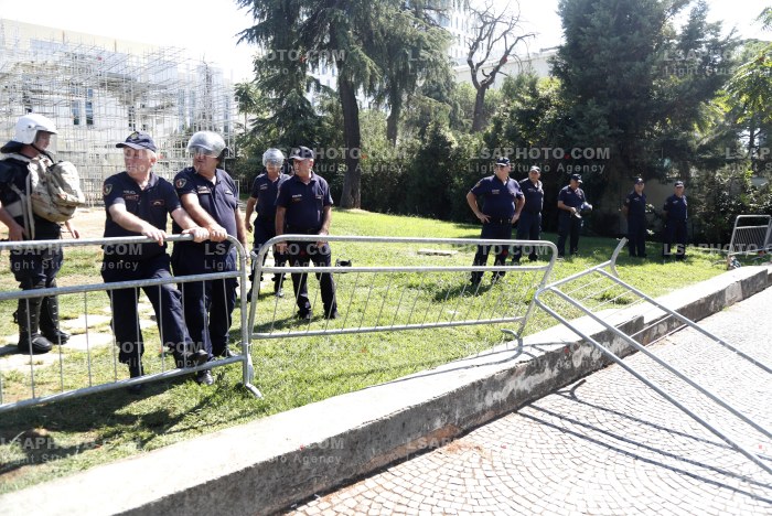 Protestues Perballen me Policine prane Parlamentit