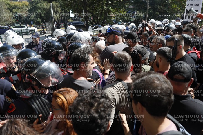 Protestues Perballen me Policine prane Parlamentit