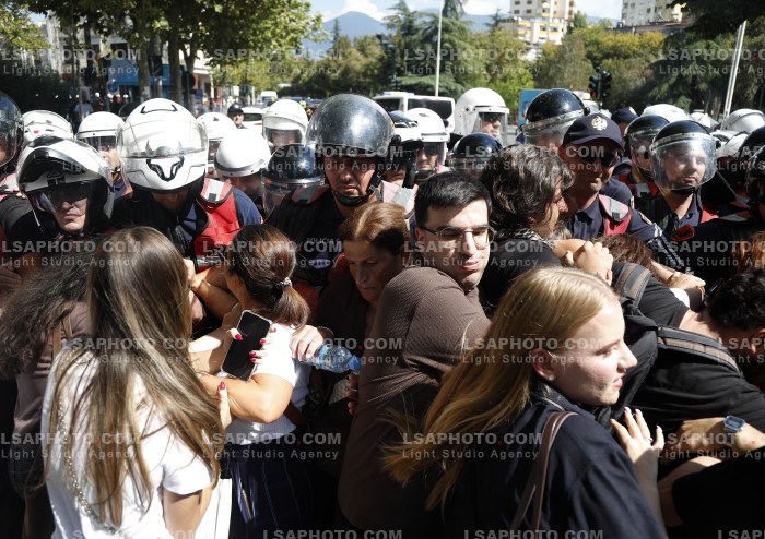 Protestues Perballen me Policine prane Parlamentit