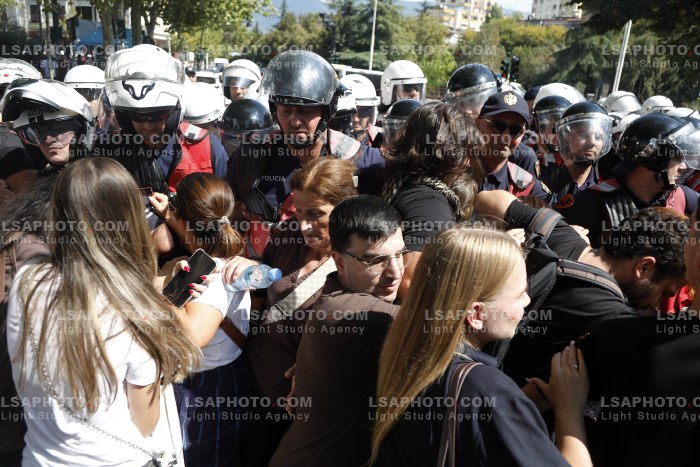 Protestues Perballen me Policine prane Parlamentit