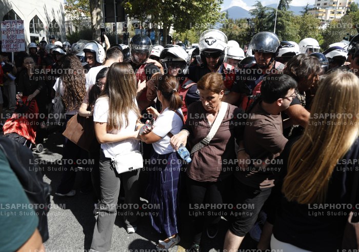 Protestues Perballen me Policine prane Parlamentit