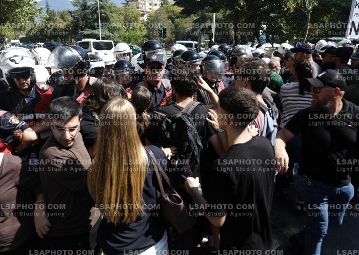 Protestues Perballen me Policine prane Parlamentit