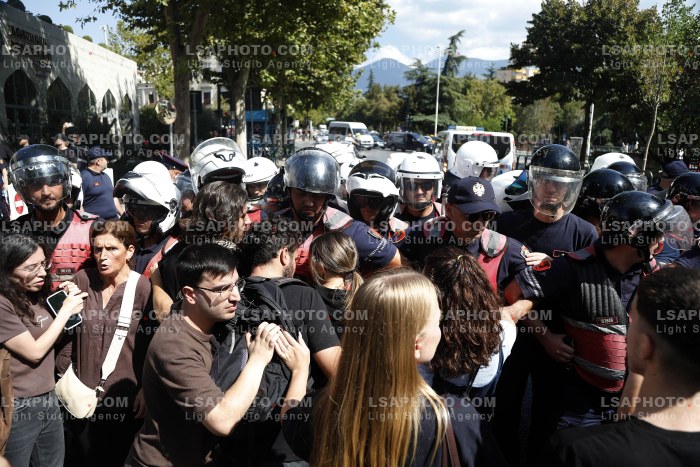 Protestues Perballen me Policine prane Parlamentit