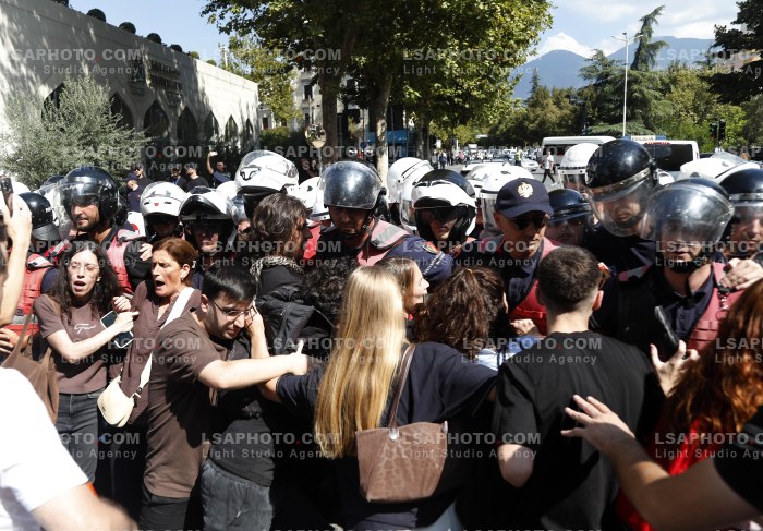 Protestues Perballen me Policine prane Parlamentit