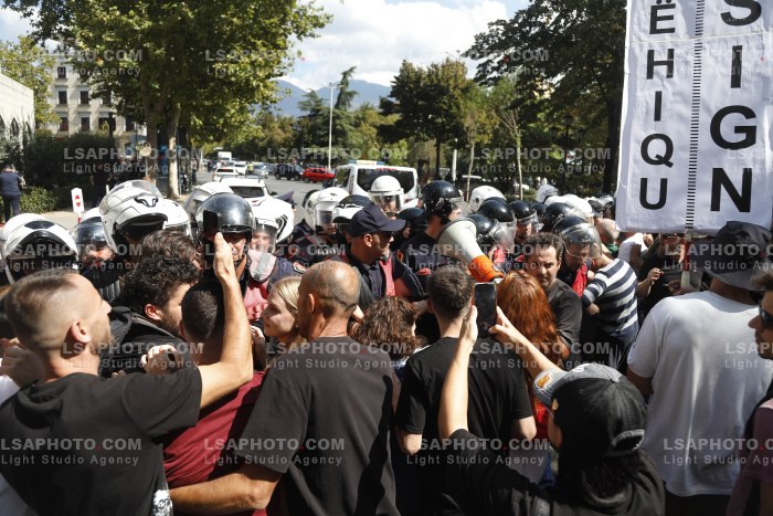 Protestues Perballen me Policine prane Parlamentit