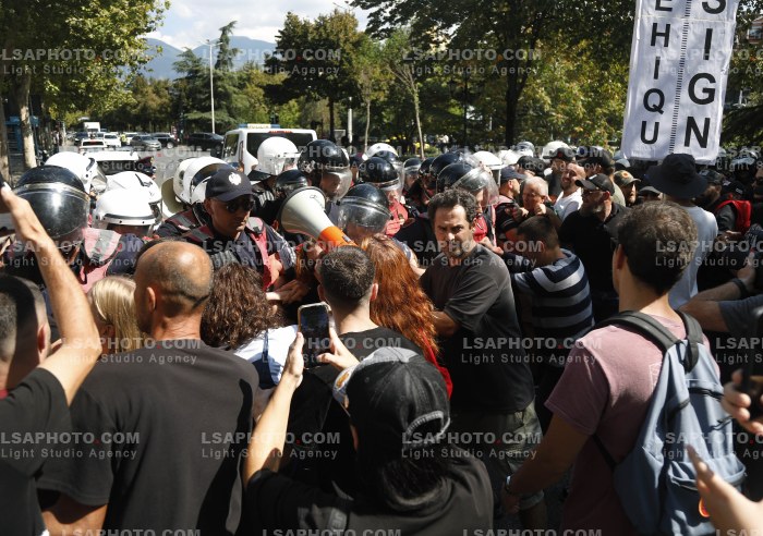Protestues Perballen me Policine prane Parlamentit