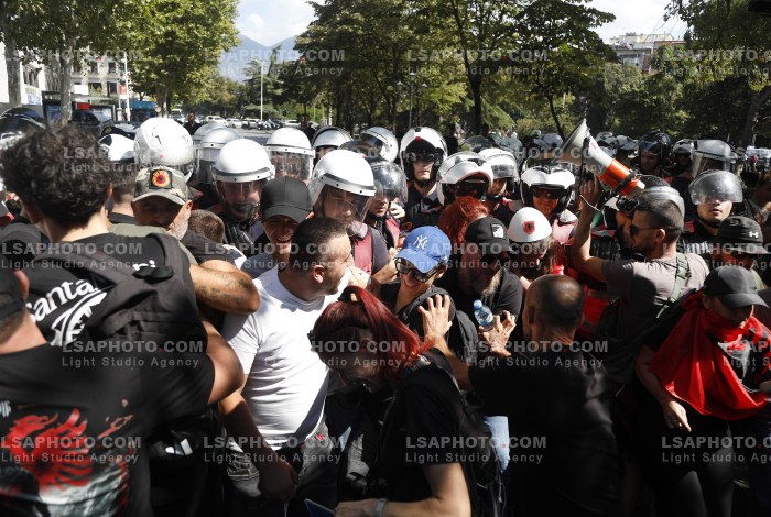 Protestues Perballen me Policine prane Parlamentit