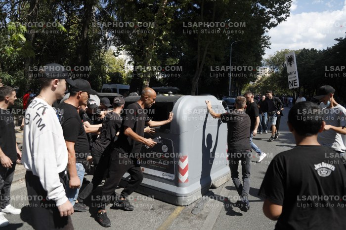 Protestues Perballen me Policine prane Parlamentit