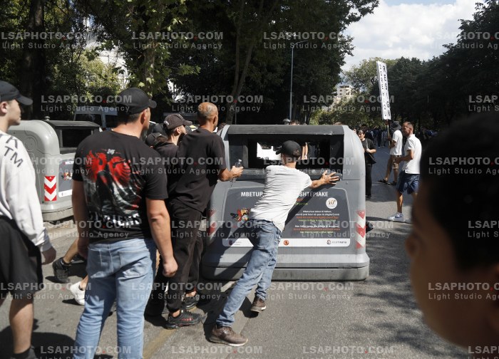 Protestues Perballen me Policine prane Parlamentit