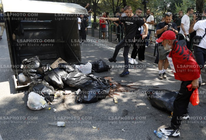 Protestues Perballen me Policine prane Parlamentit