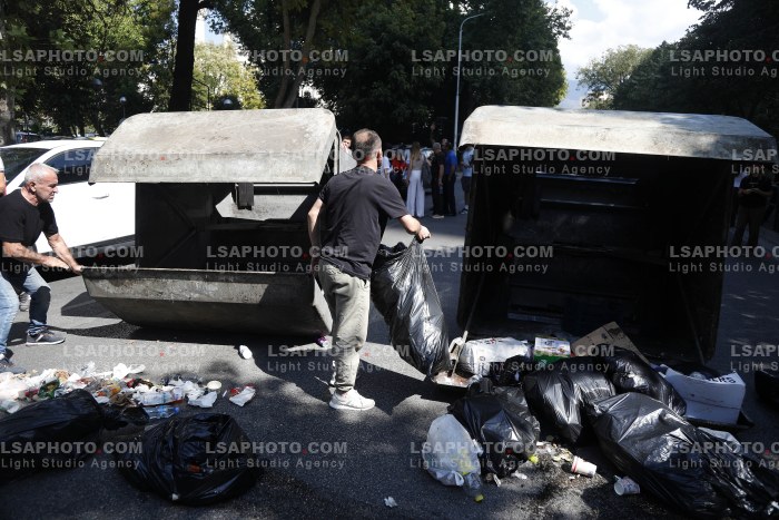 Protestues Perballen me Policine prane Parlamentit