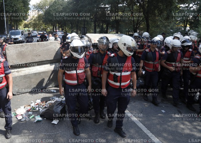 Protestues Perballen me Policine prane Parlamentit