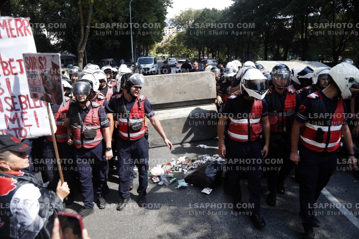 Protestues Perballen me Policine prane Parlamentit