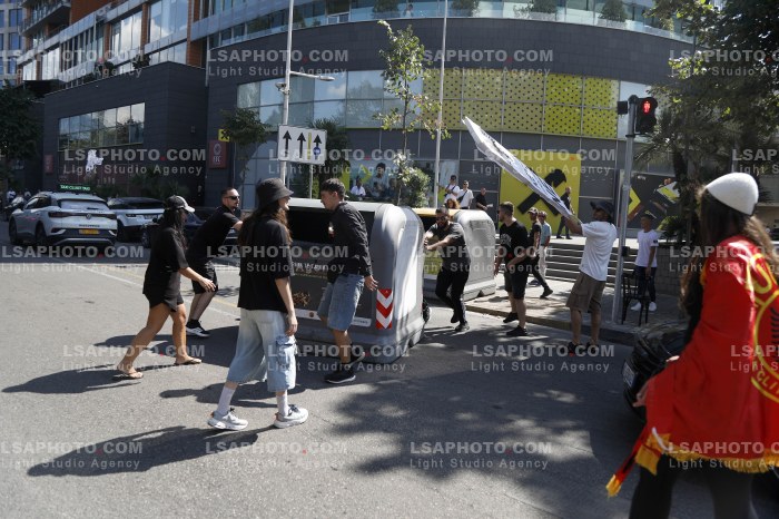 Protestues Perballen me Policine prane Parlamentit