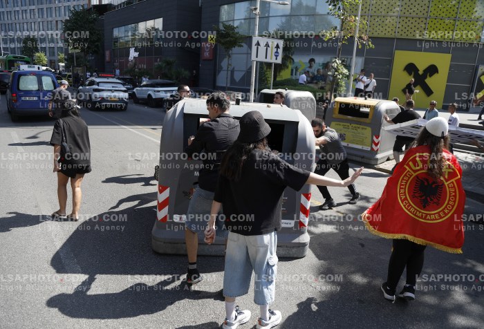 Protestues Perballen me Policine prane Parlamentit