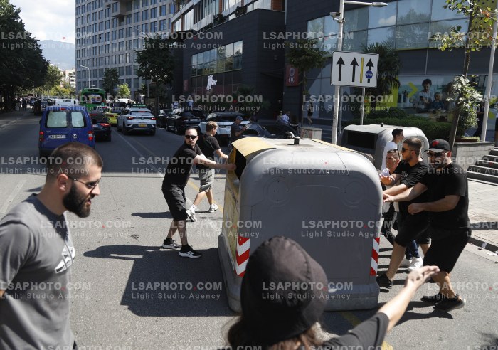 Protestues Perballen me Policine prane Parlamentit