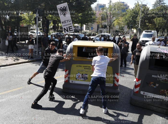 Protestues Perballen me Policine prane Parlamentit