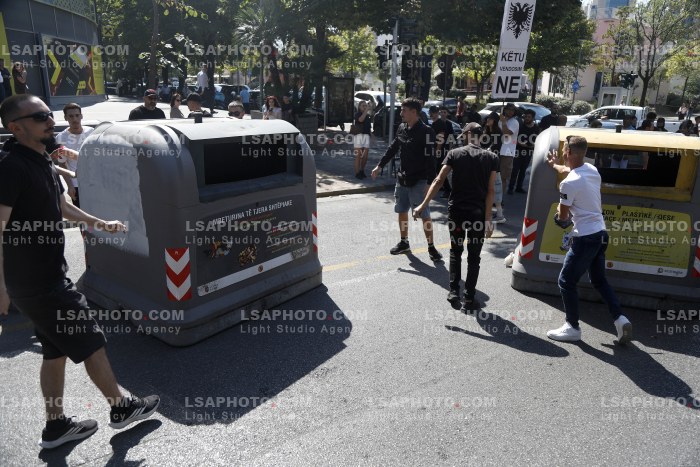 Protestues Perballen me Policine prane Parlamentit
