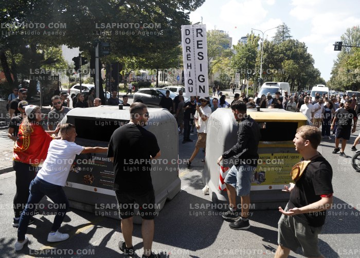 Protestues Perballen me Policine prane Parlamentit