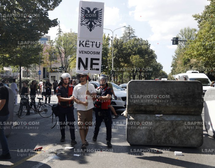 Protestues Perballen me Policine prane Parlamentit